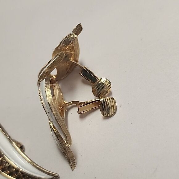 VINTAGE Gold Tone With White Brooch and Clip On Earrings Set - Picture 6 of 8